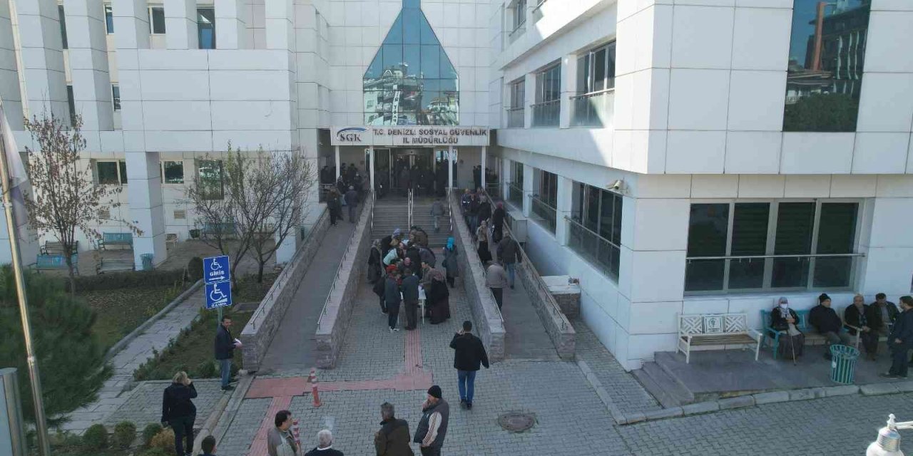 EYT bekleyenler SGK önünde kuyruklar oluşturdu