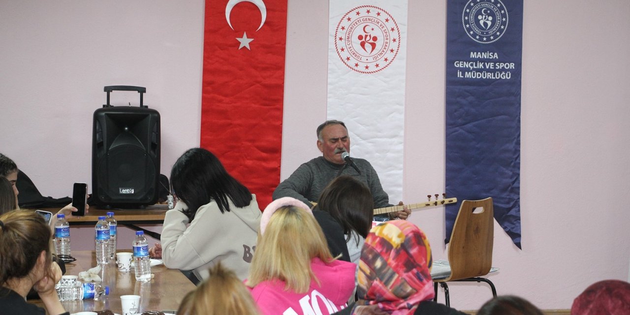 KYK’lı öğrenciler mahalli sanatçı Sami Dinç ile coştu