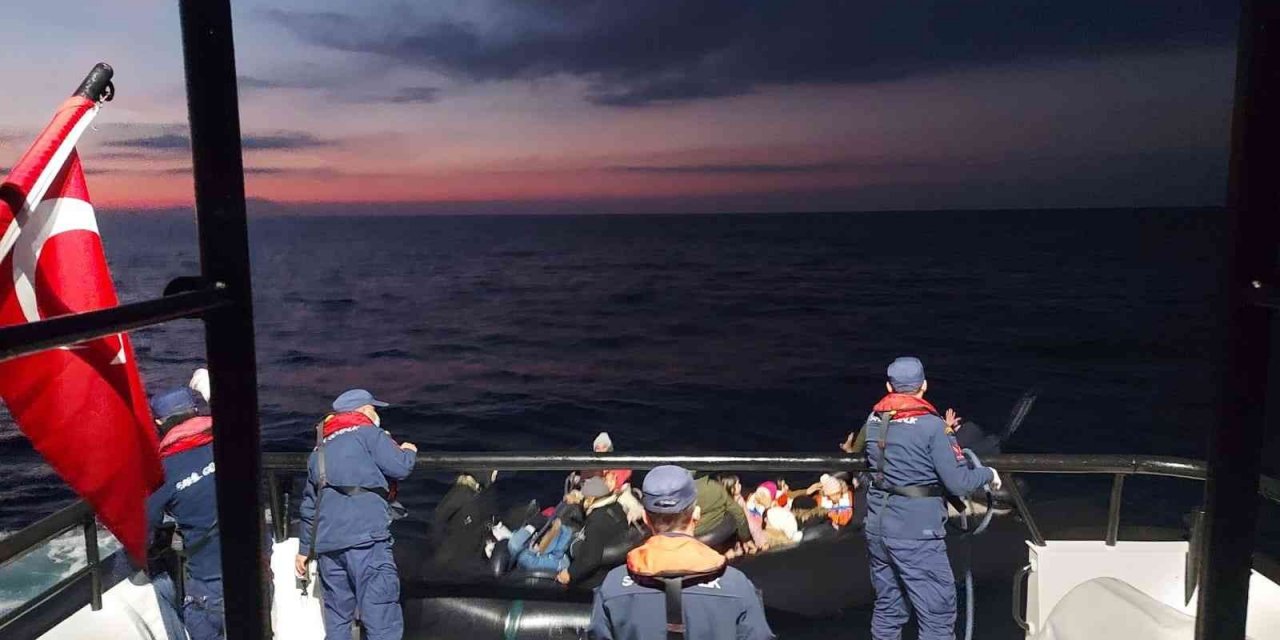 Yunanistan’ın ölüme ittiği 61 düzensiz göçmen kurtarıldı