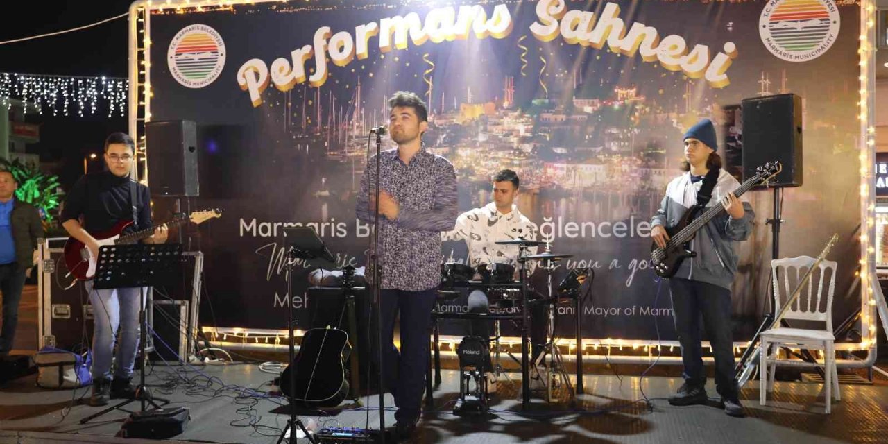 Marmaris yeni yılı coşkuyla karşılıyor