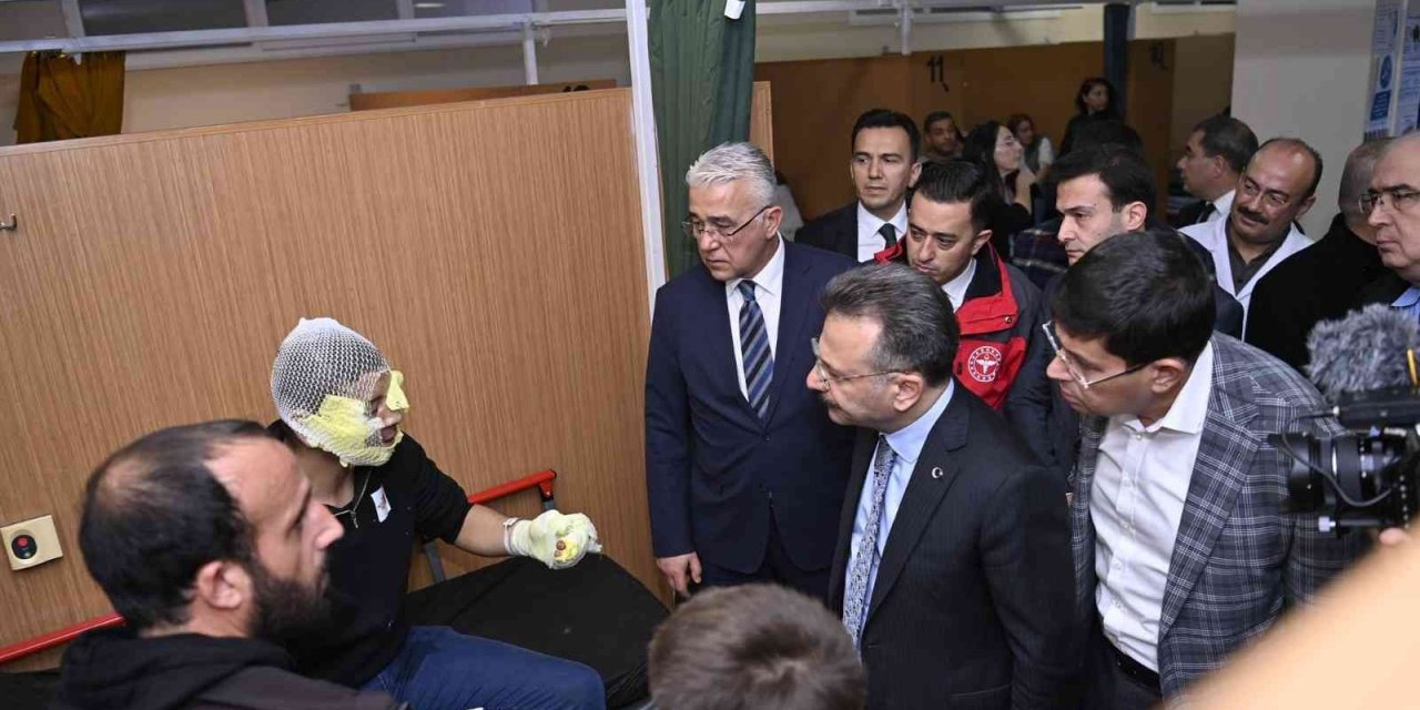 Vali Aksoy, patlamada yaralananları hastanede ziyaret etti