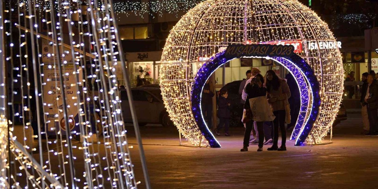 Kuşadası yeni yıla ışıl ışıl giriyor