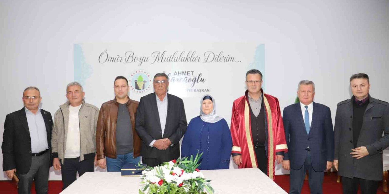 Alaşehirli çift ikinci baharını yaşadı