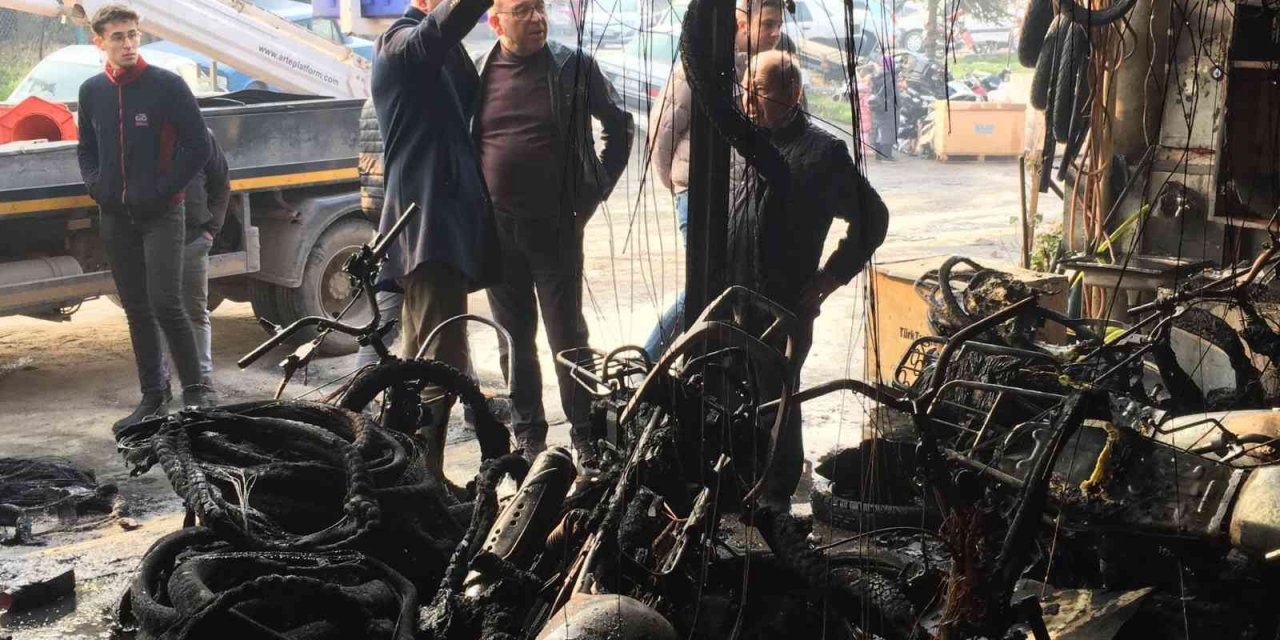 Manisa’da çıkan yangında dükkan küle döndü