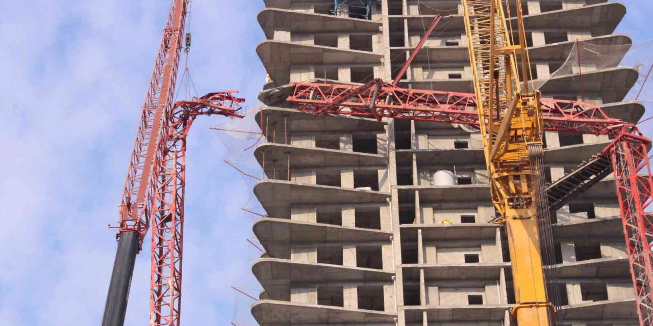 Devrilen vincin ilk bölümü saatler sonra söküldü
