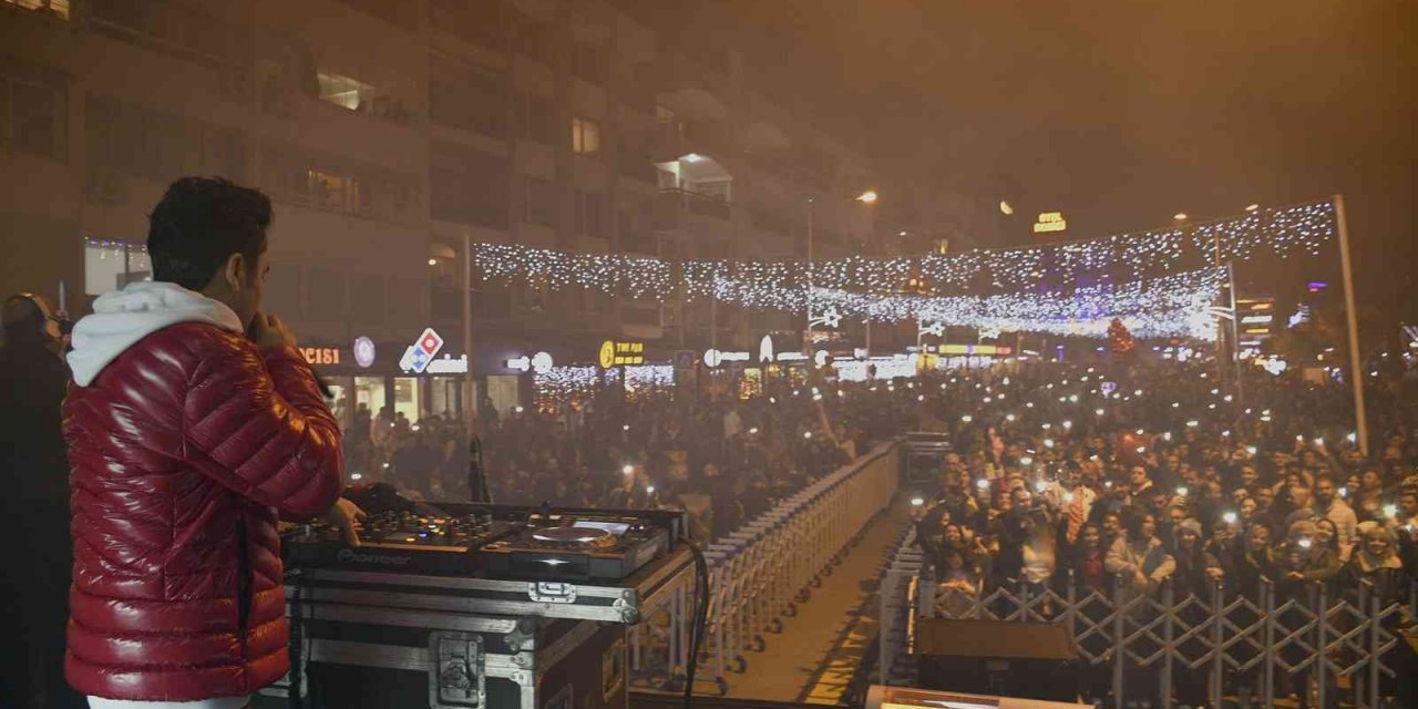 Kuşadası’nda sokak partisi ile yeni yıl coşkusu zirve yaptı