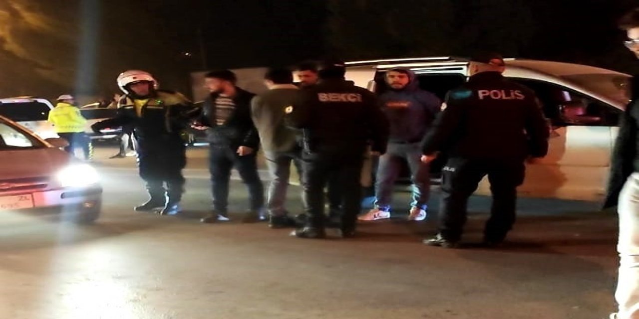 Kutlamanın dozunu kaçıran gençler birbirine girdi