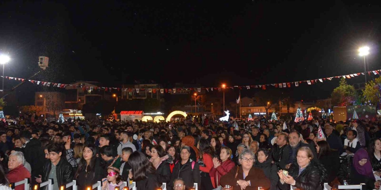 Didimliler yeni yılı Kent Meydanı’nda kutladı