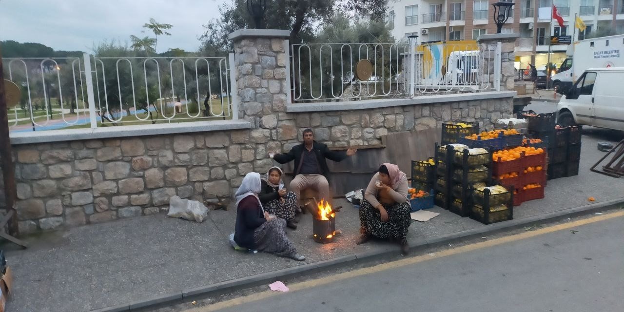 Aydın’da pazarcılar sabah soğuk havadan ateş yakarak korunuyor