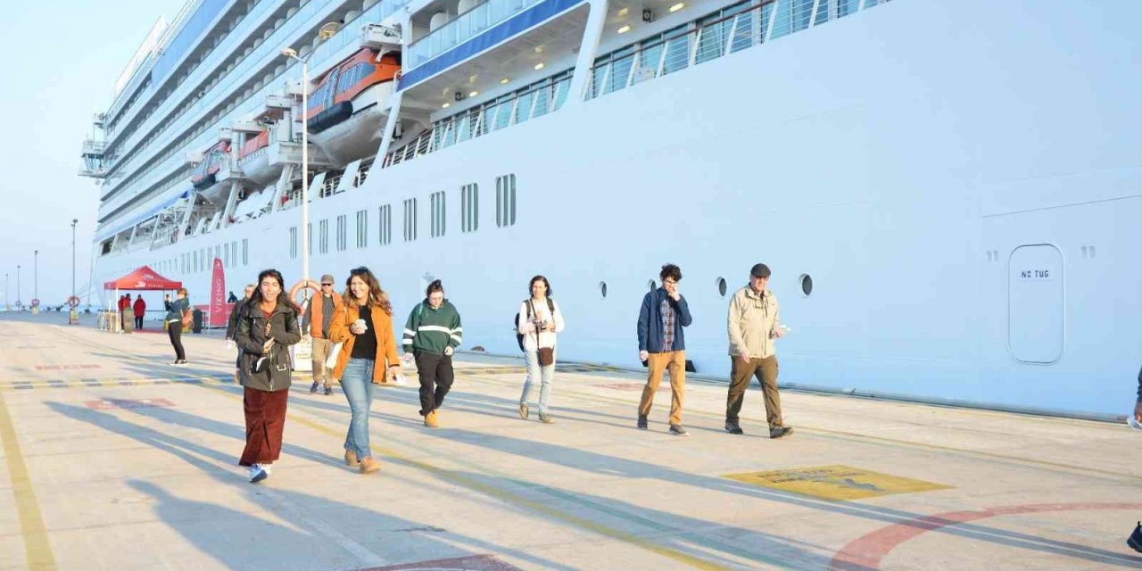 Kuşadası’na 2023 sezonunun ilk kruvaziyer gemisiyle 841 yolcu geldi