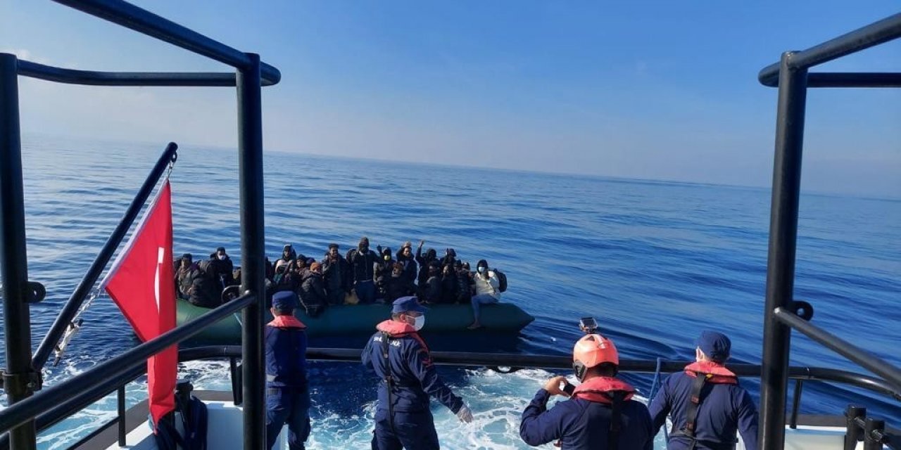 Yunanistan’ın Türk kara sularına ittiği 113 düzensiz göçmen kurtarıldı