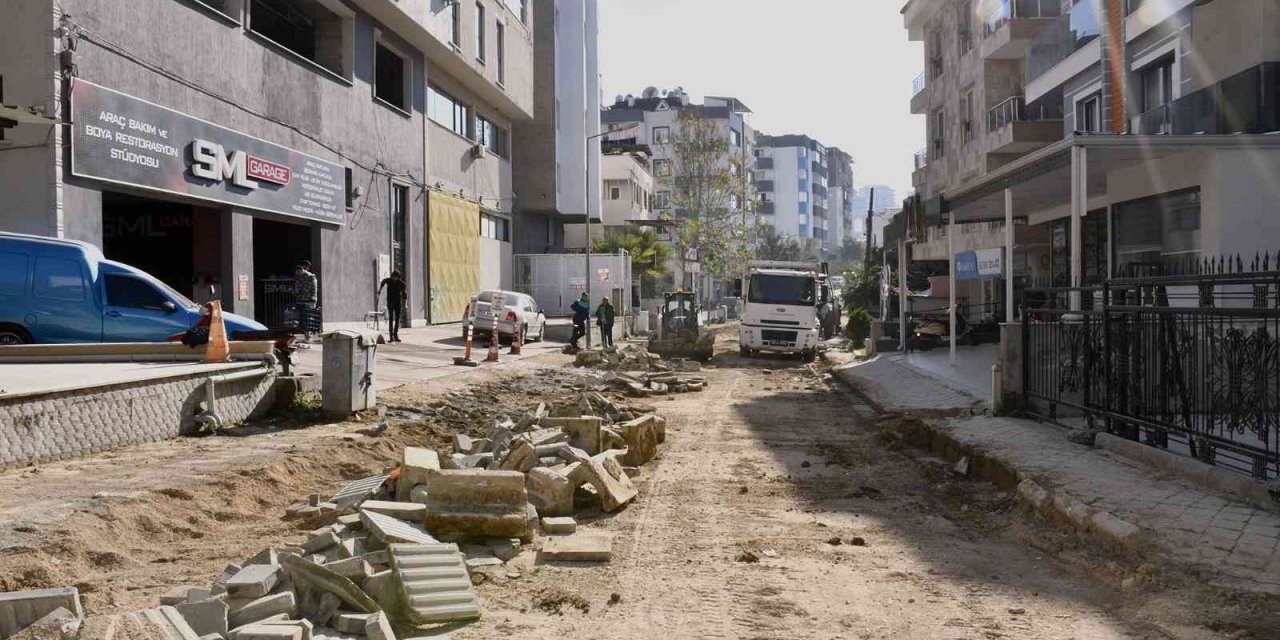 Kuşadası’nda üstyapı çalışmaları devam ediyor