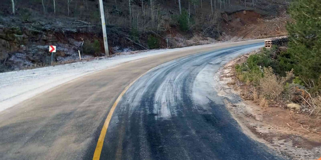 Yollarda buzlanmaya karşı tuzlama çalışması