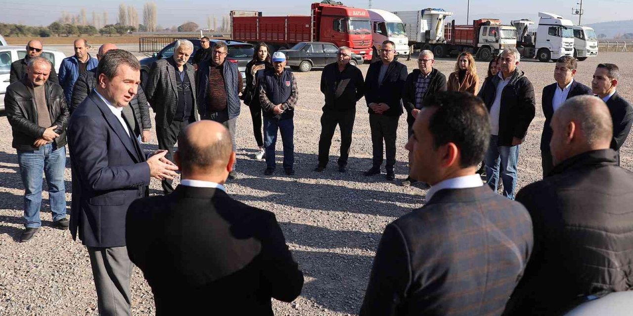 Bergama’da vatandaşlar gelişigüzel bırakılan tır ve kamyonlardan kurtuldu