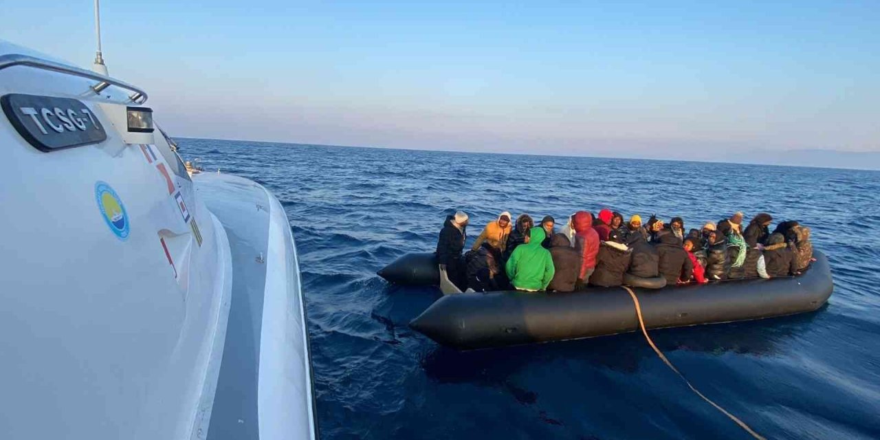 İzmir açıklarında 111 düzensiz göçmen kurtarıldı