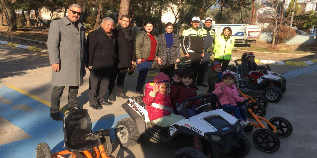 Çocuklar trafik kurallarını eğlenceli ve uygulamalı öğreniyor