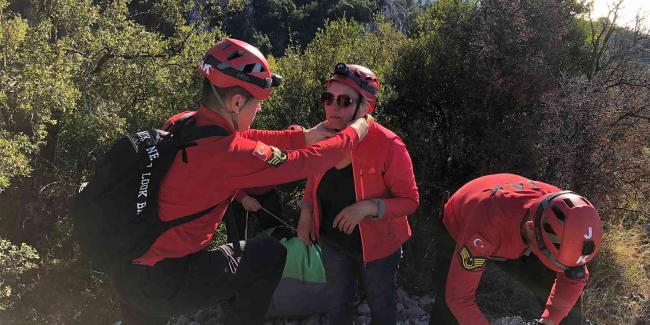 Paraşütle acil iniş yapan turisti JAK ekipleri kurtardı