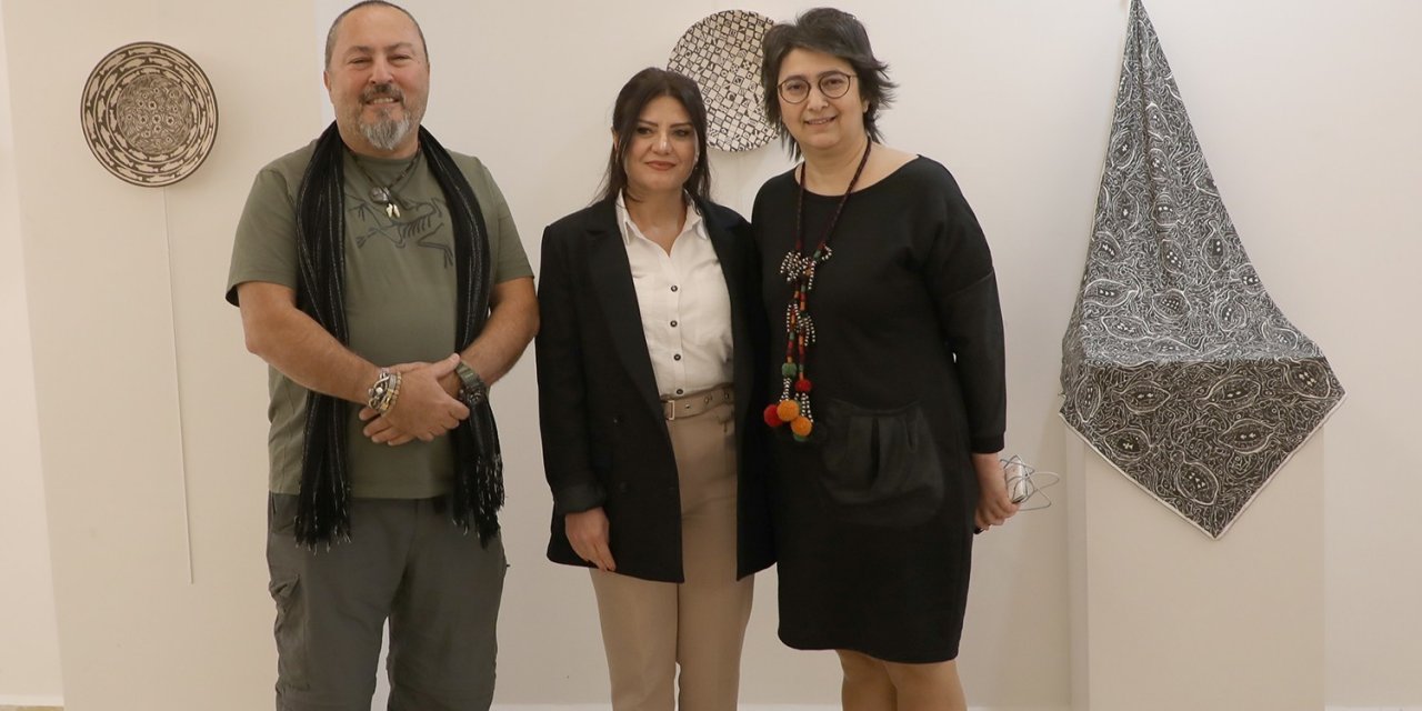 Doç. Dr. Okca’nın dokuma ve örgü eserlerden oluşan ‘Öze Doğru’ sergisi beğeniye sunuldu