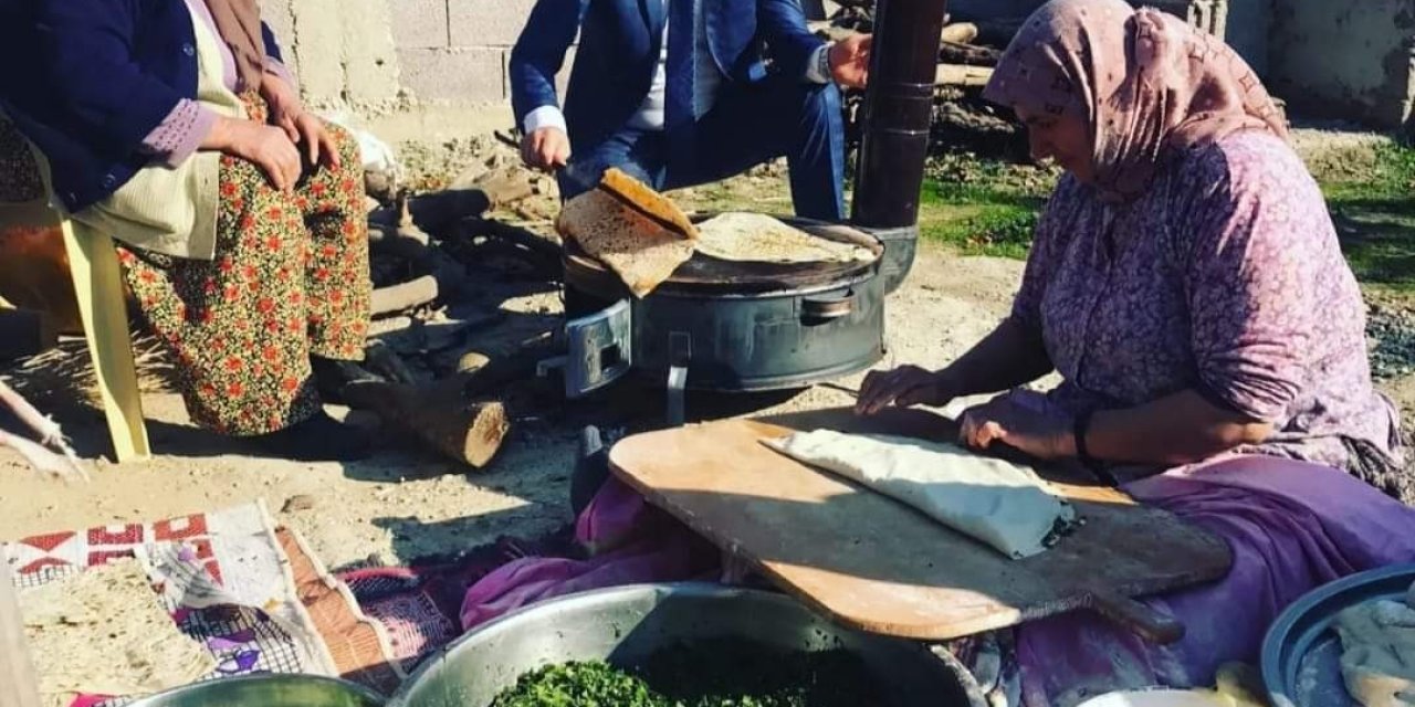 Müdür Yıldırak gözleme yapan kadınlara yardım etti