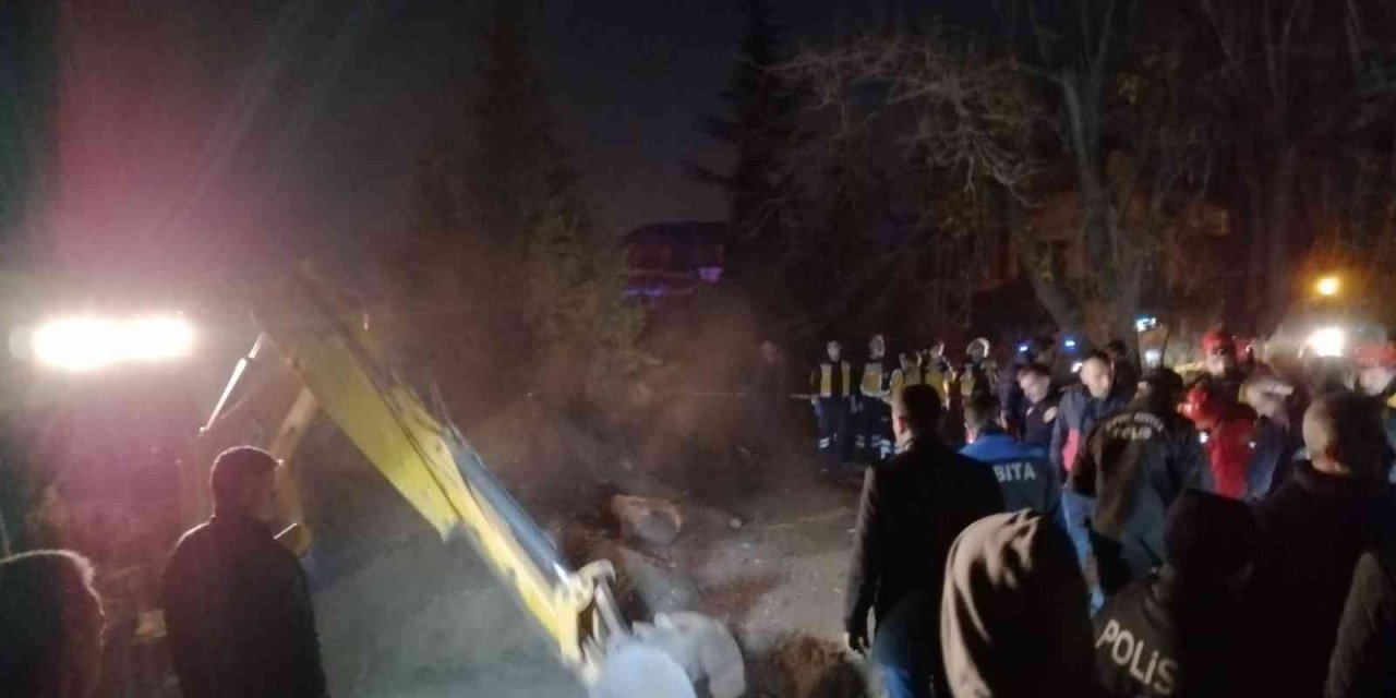 Manisa’da baba ve 2 yaşındaki oğlu 50 metrelik kuyuya düştü