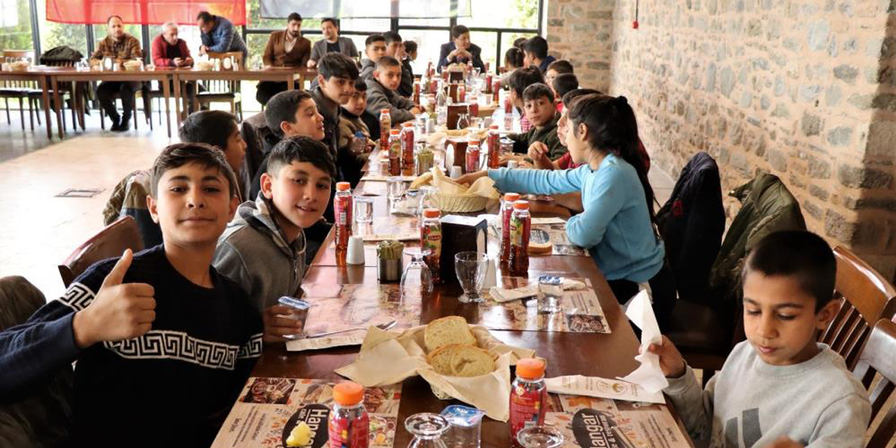 Başkan Özcan minik turistlere ev sahipliği yaptı