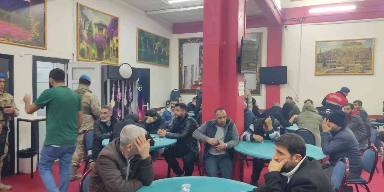 Derneğe baskın: Kumarbazlar kapıyı açmayınca demir kapı kesildi