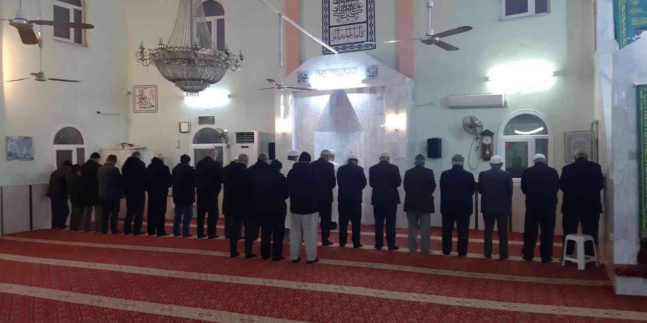 Germencik’te vatandaşlar sabah namazında bir araya geliyor