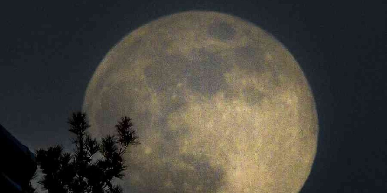 Muğla’da kartpostallık dolunay manzarası