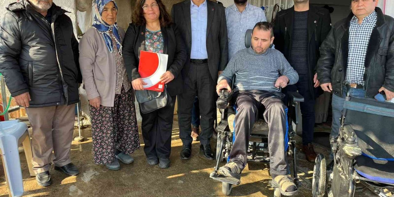 Buldan’da engelli iki kardeş tekerlekli sandalyeyle sevindi