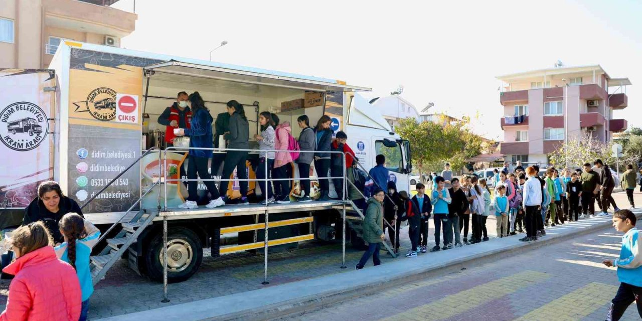 Didim Belediyesi ilçede eğitim gören öğrencilere sıcak çorba ikramında bulunuyor