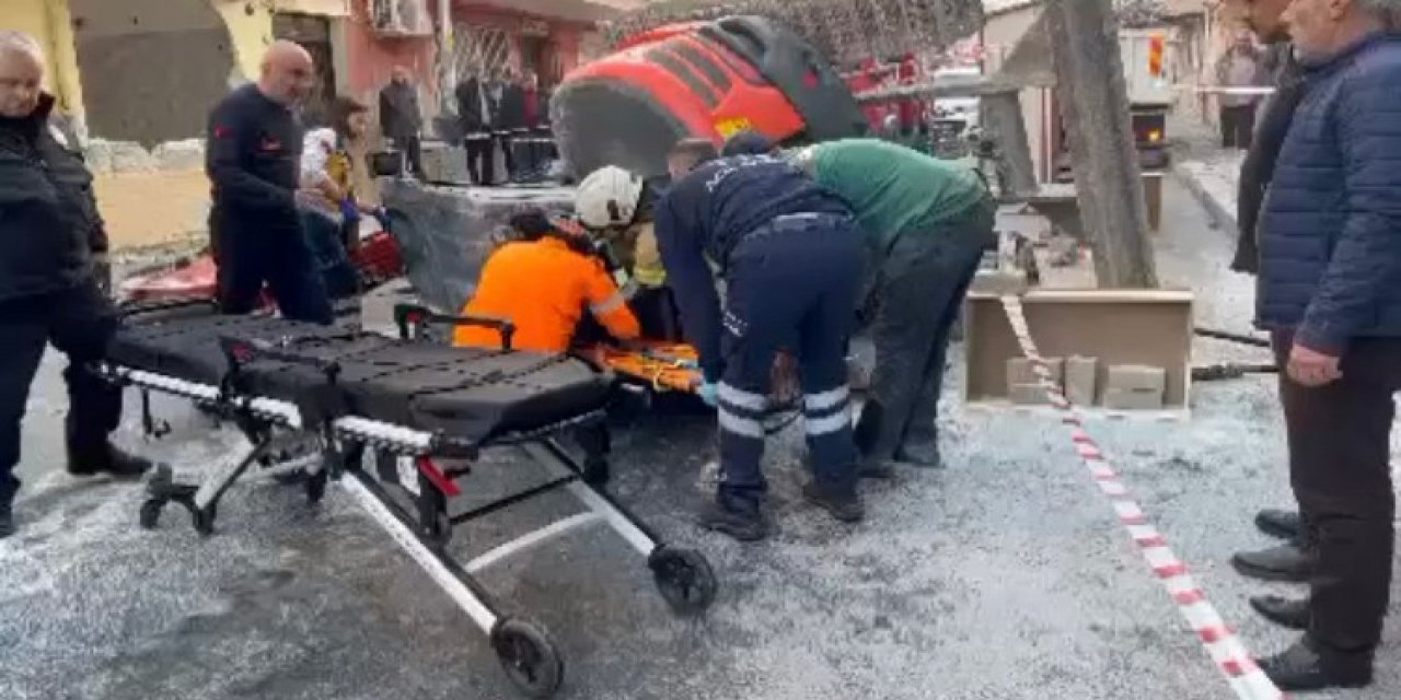 Faciadan dönüldü: Yıkım sırasında iş makinesi 3. kattan düştü
