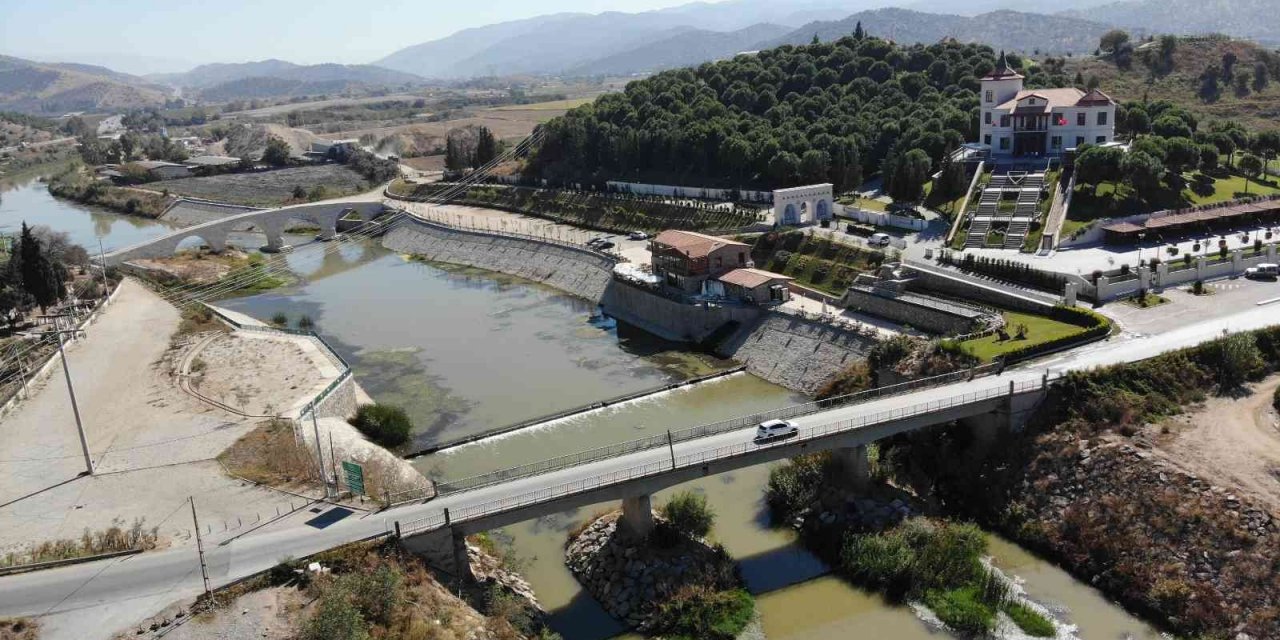 Merhum Başbakan Menderes’in yaptırdığı 67 yıllık köprü hikayesiyle dikkat çekiyor