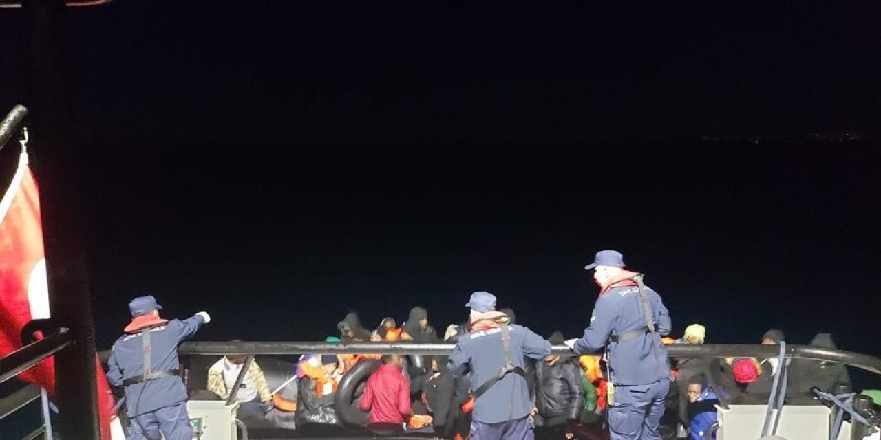 İzmir açıklarında 89 göçmen yakalandı, 33 göçmen kurtarıldı