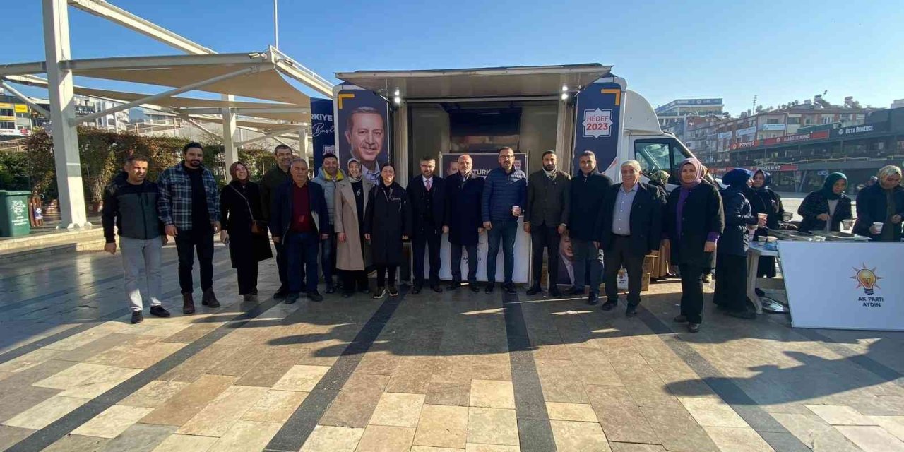 AK Partili yöneticiler kent meydanında vatandaşlarla buluştu