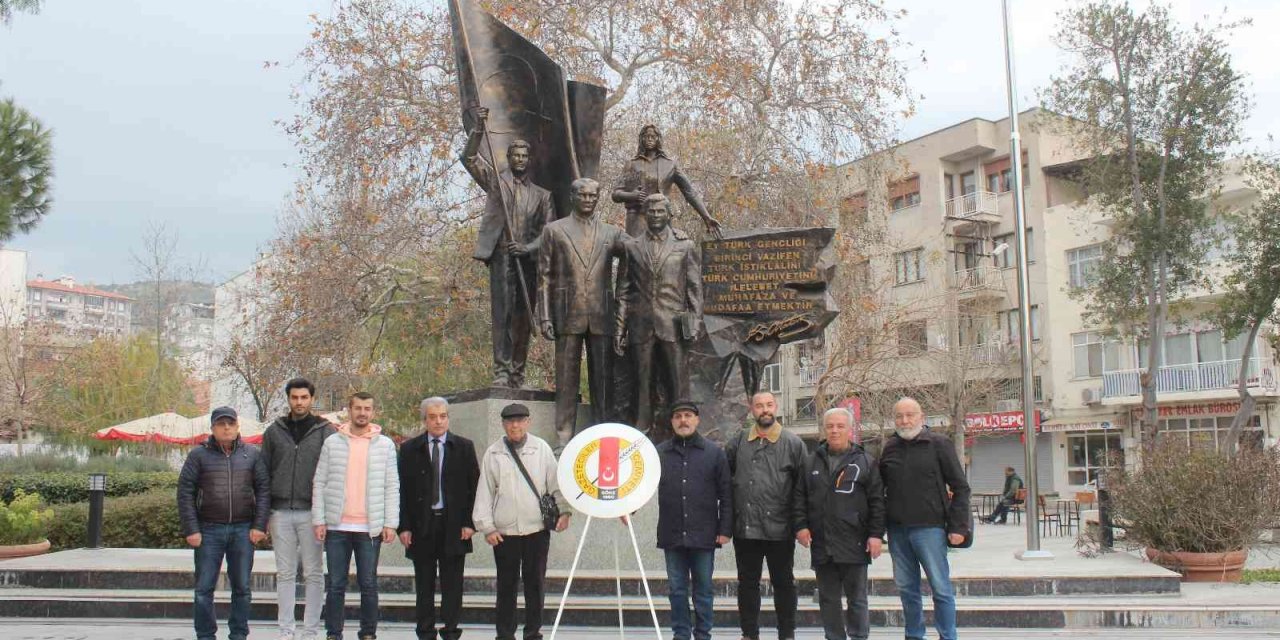 Söke’de gazeteciler çelenk sundu