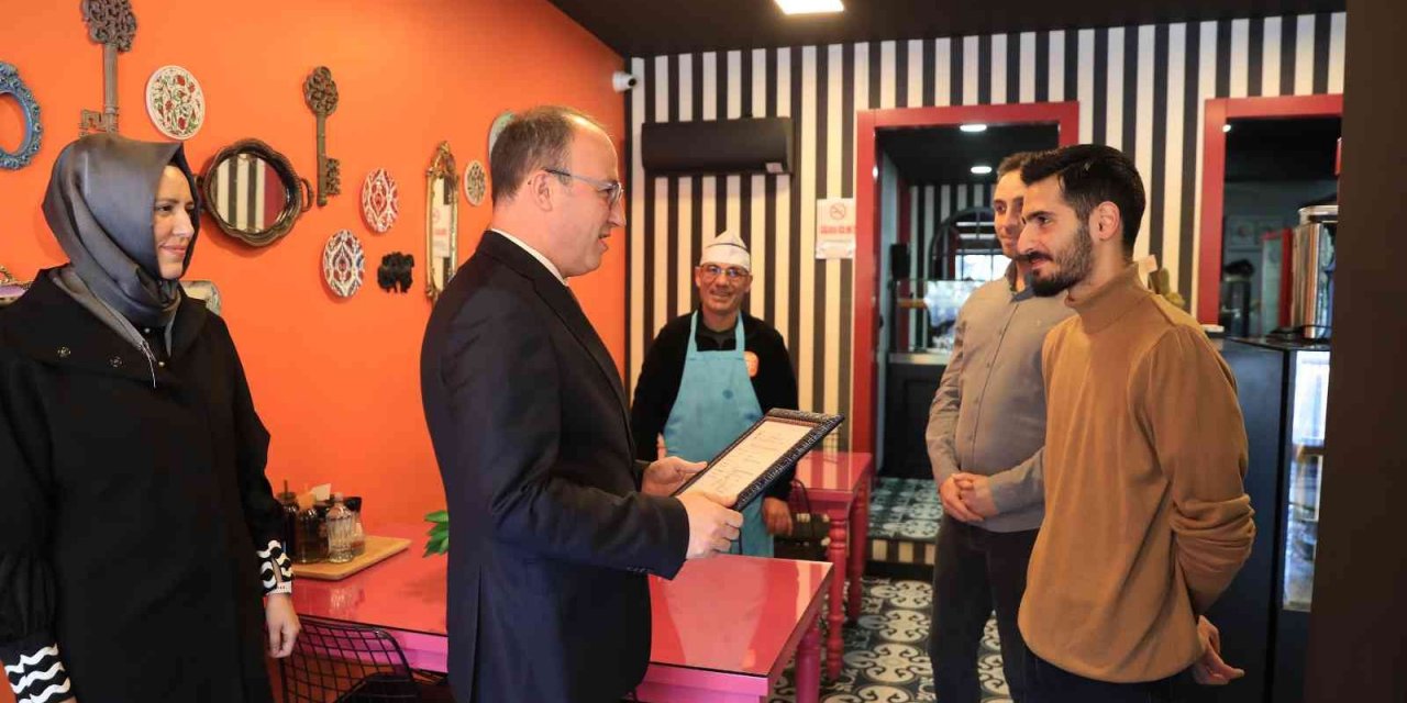 Pamukkale’de 2023 yılının ilk ruhsatını Başkan Örki teslim etti