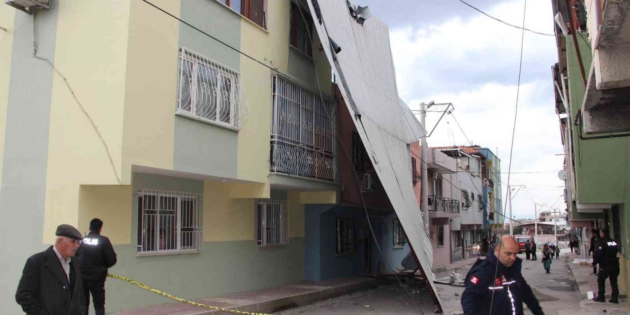 Manisa’da şiddetli rüzgar çatıyı uçurdu