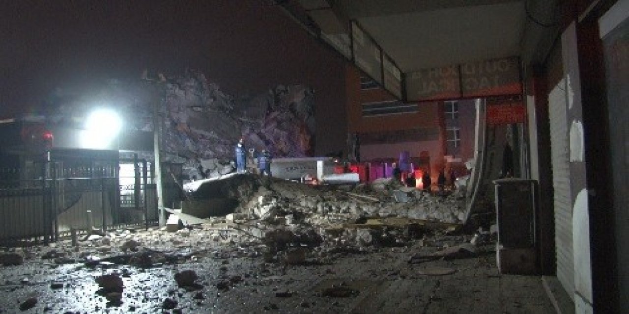 İzmir’de yıkım aşamasındaki eski İl Emniyet Müdürlüğü binası çöktü