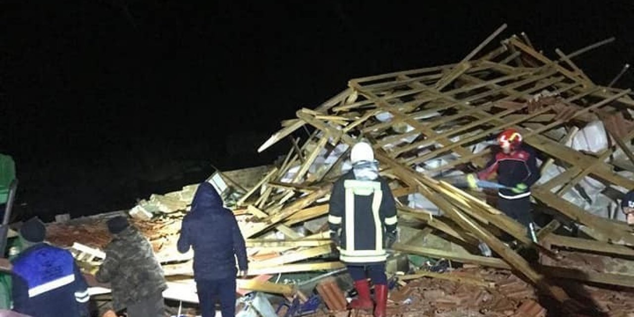 Çatısı çöken ahırda 30’a yakın küçükbaş hayvan telef oldu