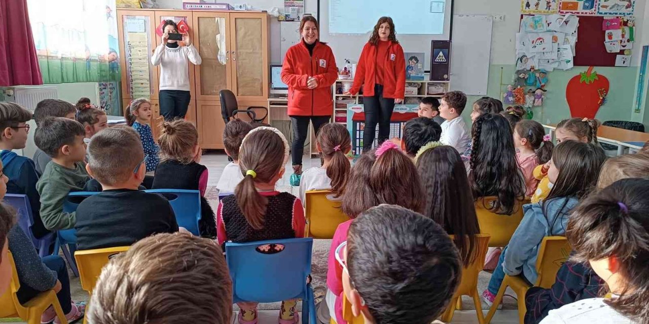Anaokulu öğrencilerinden Kızılay’a kırtasiye malzemesi desteği
