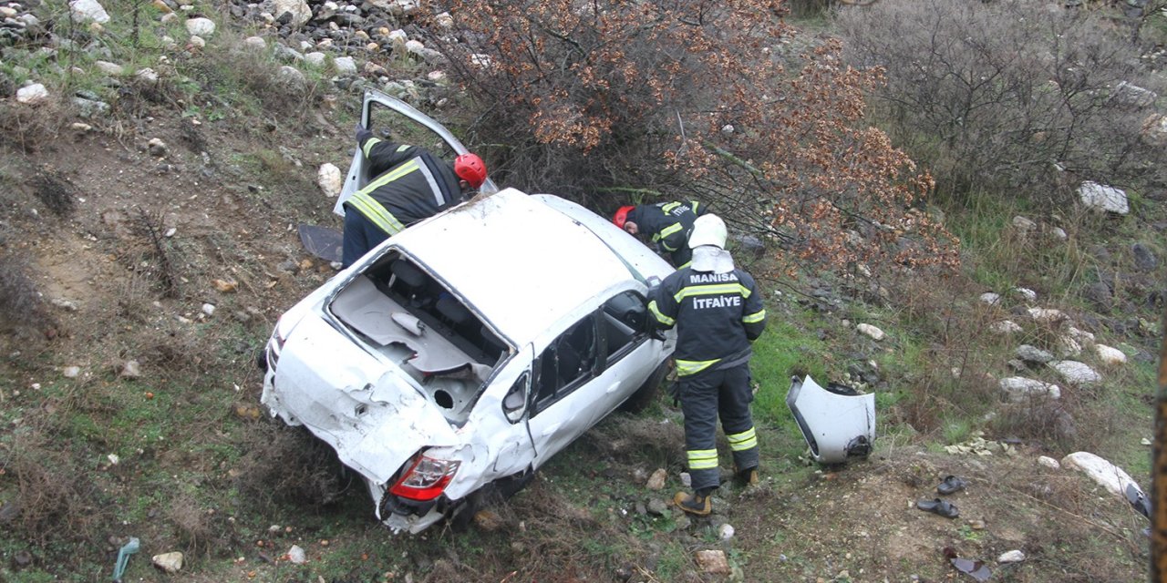 Kontrolden çıkan otomobil şarampole devrildi