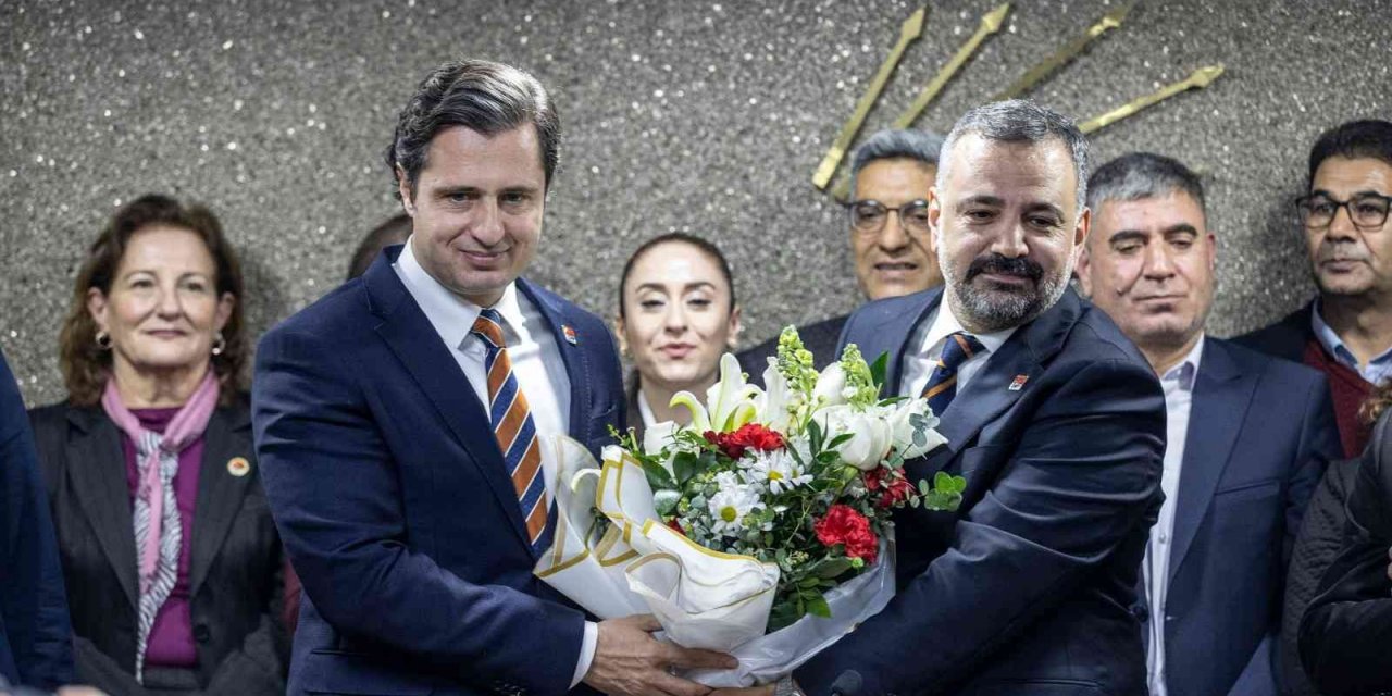 CHP İzmir’in yeni başkanı Aslanoğlu görevi devraldı