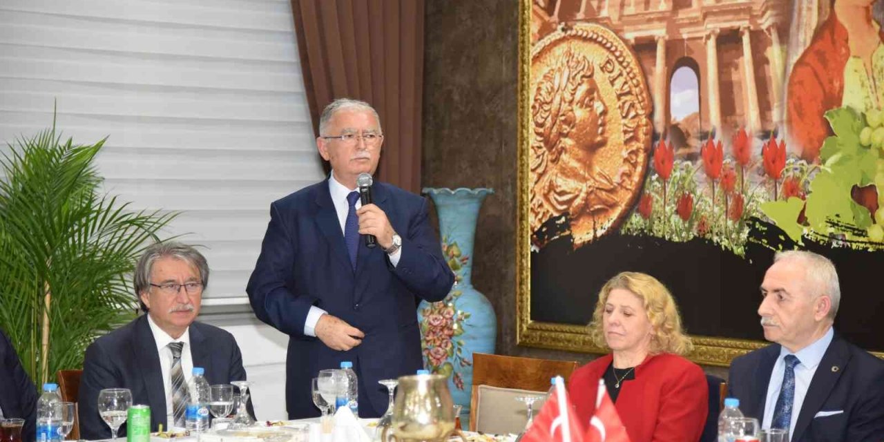 Emekliye ayrılan vali yardımcısı ve kaymakamlara plaket