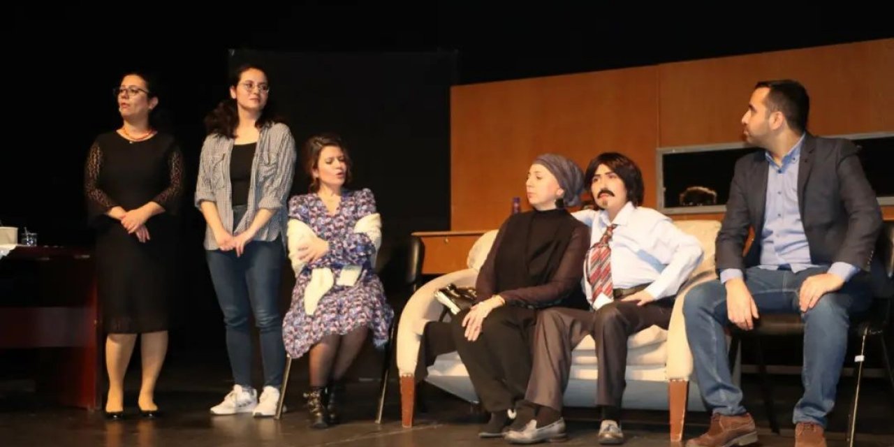 Hastane çalışanlarının tiyatro oyunu ilgiyle izlendi