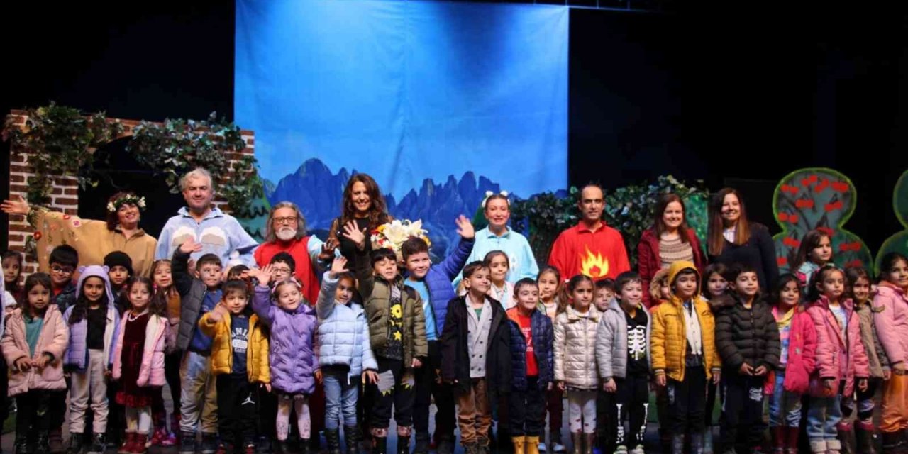 Aydın Büyükşehir Belediyesi Şehir Tiyatrosu çocuklar için perdelerini açtı