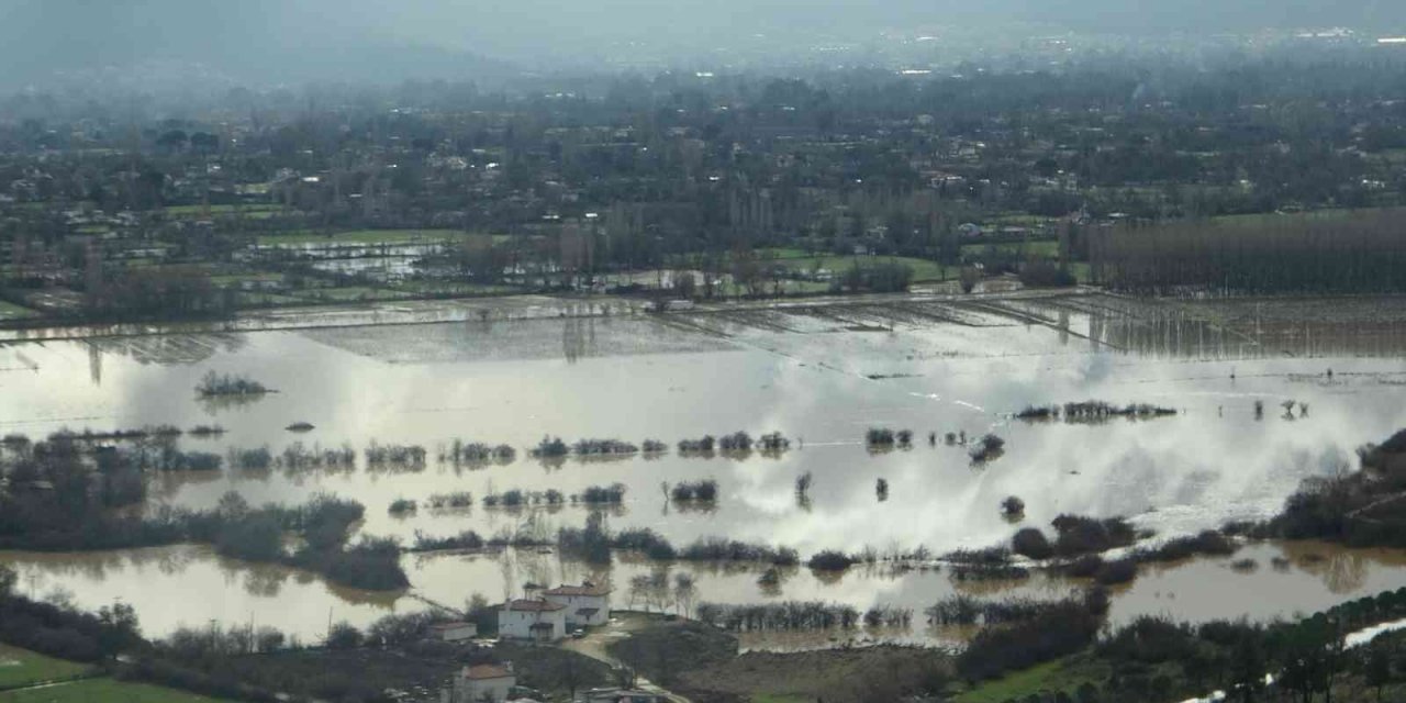 Karabağlar Yaylası yağışlar sonrası göle döndü