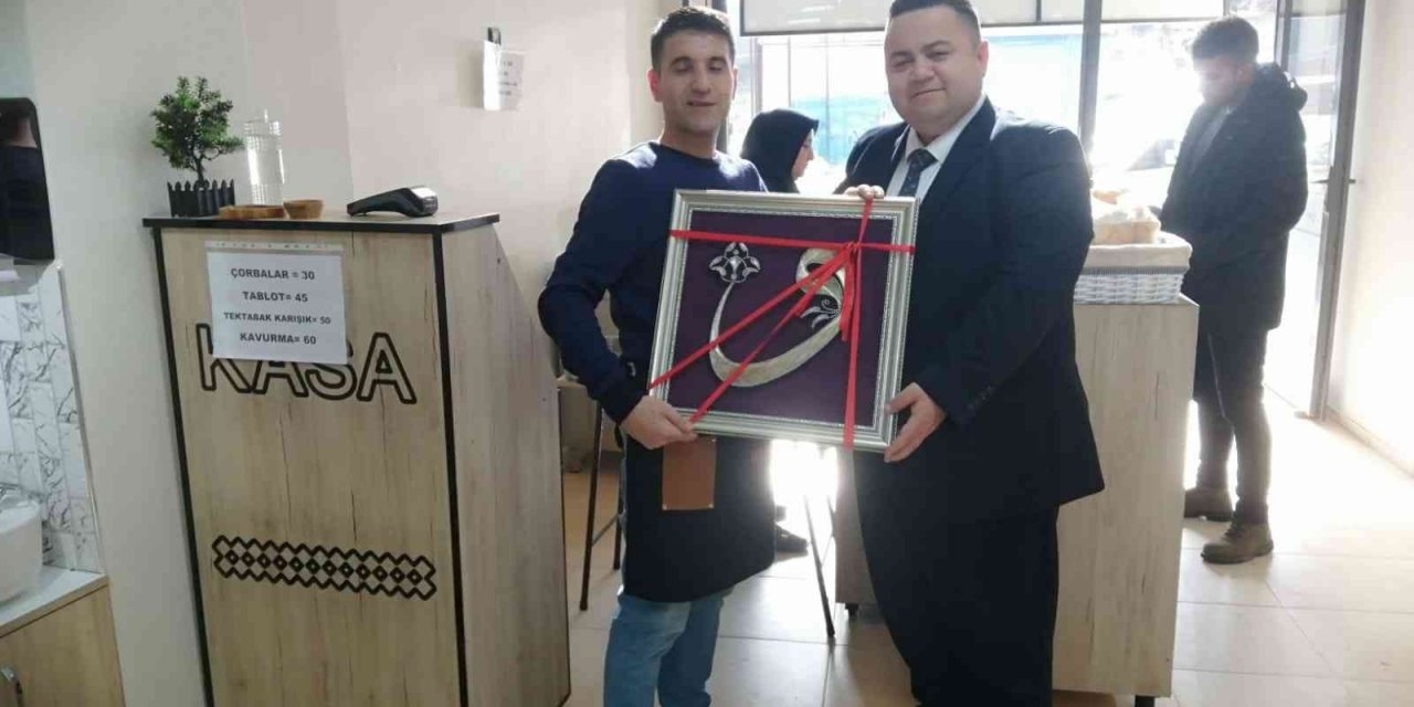 Açılışa çiçek yerine yardım makbuzu