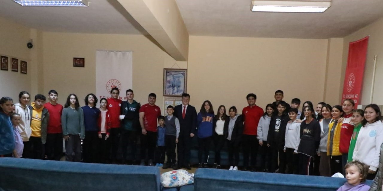 Sporcu eğitim merkezinde moral yemeği