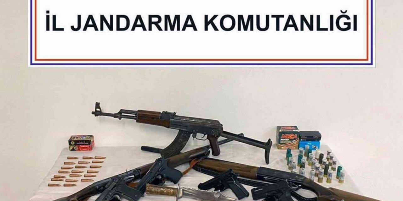 Kaleşnikof piyade tüfeği ve tabanca ele geçirildi