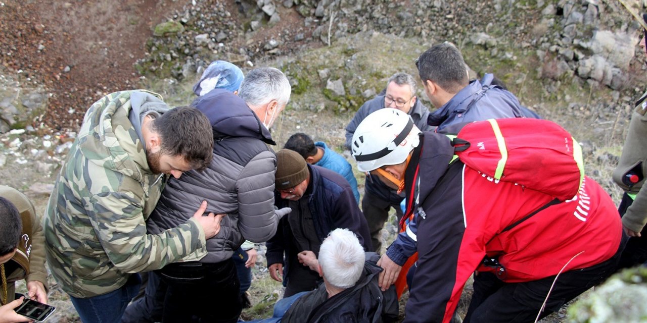 Kaybolan alzheimer hastası emekli öğretmeni avcı genç buldu